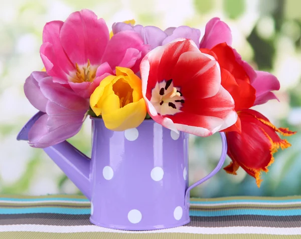 Krásné tulipány v kytici na stole na světlé pozadí — Stock fotografie