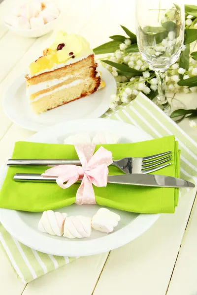 Ajuste de mesa en tonos blancos y verdes sobre fondo de madera de color — Foto de Stock