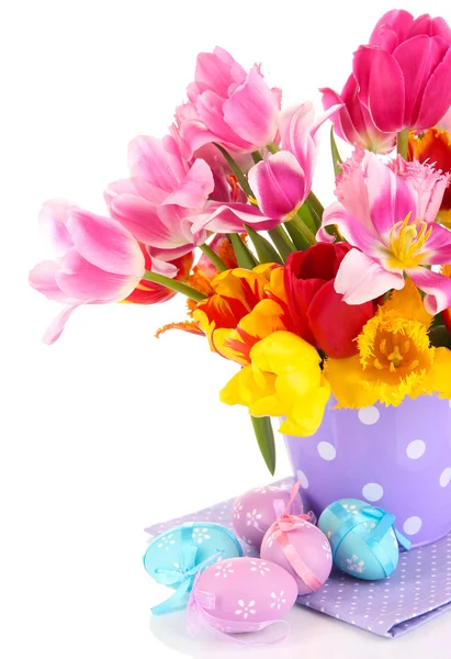 Composición de Pascua con tulipanes frescos y huevos de Pascua aislados en blanco — Foto de Stock