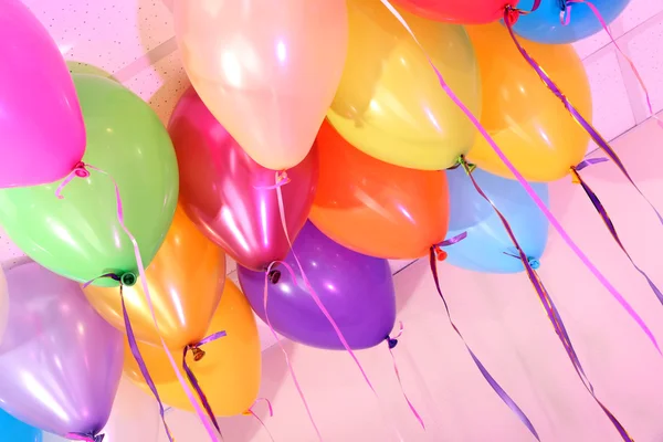 Många ljusa ballonger under taket närbild — Stockfoto