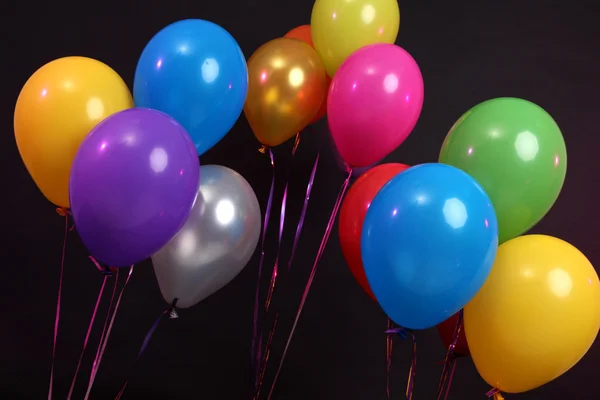 Många ljusa ballonger isolerade på svart — Stockfoto