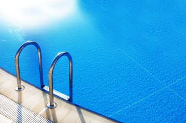 güneşli yansıması olan Hotel Yüzme Havuzu