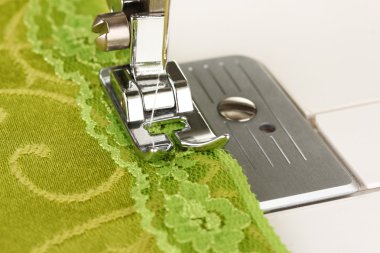 dikiş makinesi çalışma bölümü yeşil bezle closeup