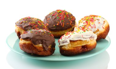 renkli plaka üzerinde beyaz izole lezzetli börekler