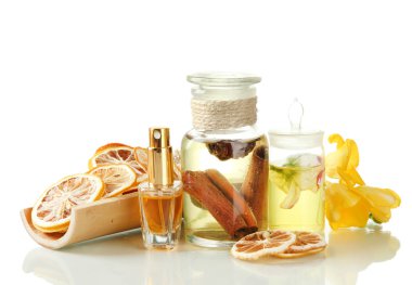 maddeler üzerinde beyaz izole parfüm şişeleri