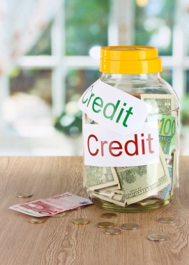 parlak zemin üzerine bankada para