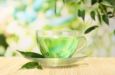 yeşil çay doğal zemin üzerine bambu hasır üzerinde şeffaf bardak