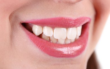 kadın gülümsüyor, yakın çekim