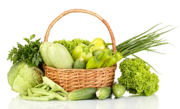 Legumes verdes frescos em cesta isolada em branco — Fotografia de Stock