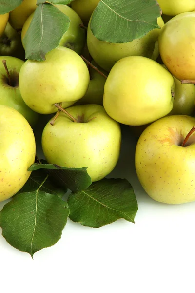 Saftiga äpplen med gröna blad, isolerad på vit — Stockfoto