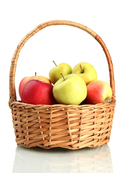 Соковиті яблука в кошику, ізольовані на білому — стокове фото