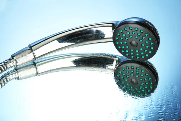 Ducha y gotas, sobre fondo azul — Foto de Stock