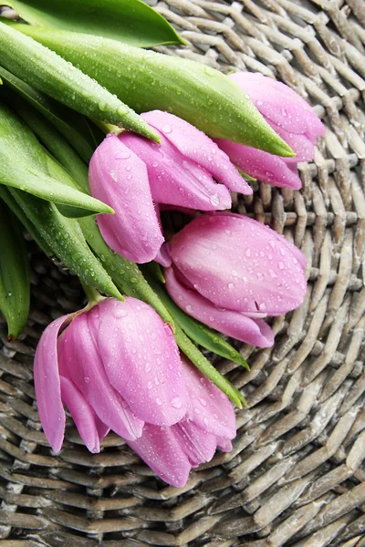 Krásnou kytici fialové tulipány, na pozadí šedé proutí — Stock fotografie