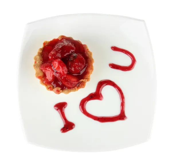 Gâteau sucré aux fraises et sauce sur assiette, isolé sur blanc — Photo