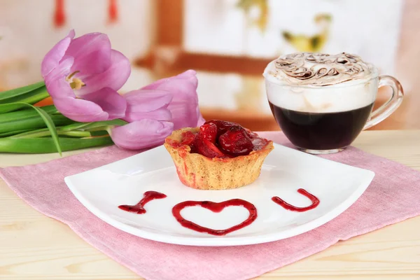 Bolo doce com morango e molho no prato, com café, em fundo brilhante — Fotografia de Stock