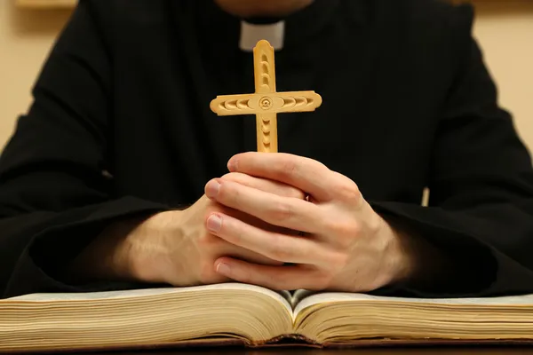 Sacerdote lendo da Bíblia Sagrada, de perto — Fotografia de Stock