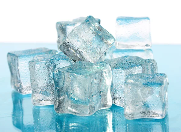 Кубики льда на белом фоне — стоковое фото