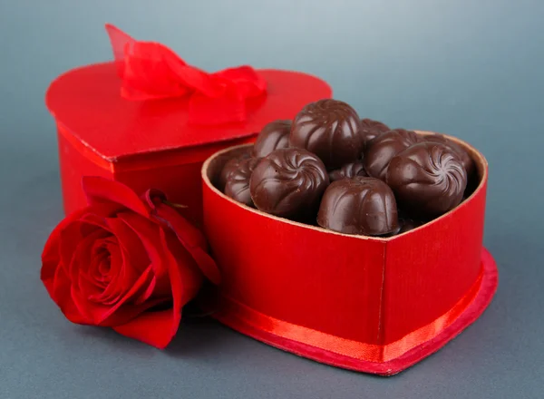 Bonbons au chocolat en boîte cadeau, sur fond gris — Photo