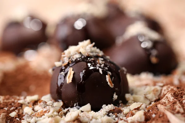 Caramelle di cioccolato con noci, primo piano — Foto Stock