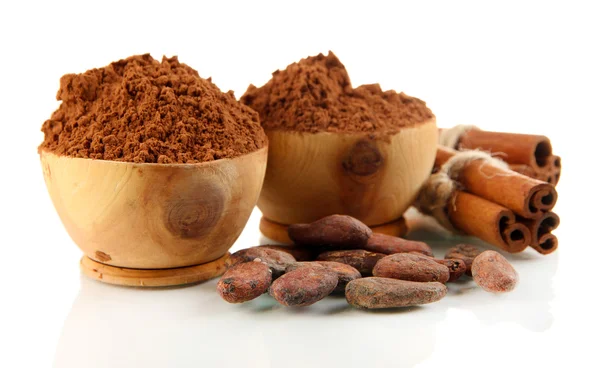Poudre de cacao dans des bols en bois et des épices, isolée sur blanc — Photo