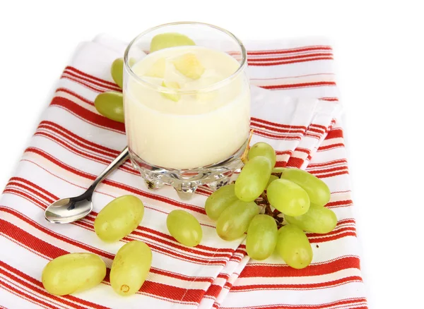 Вкусный йогурт в стакане с виноградом, изолированным на белом — стоковое фото