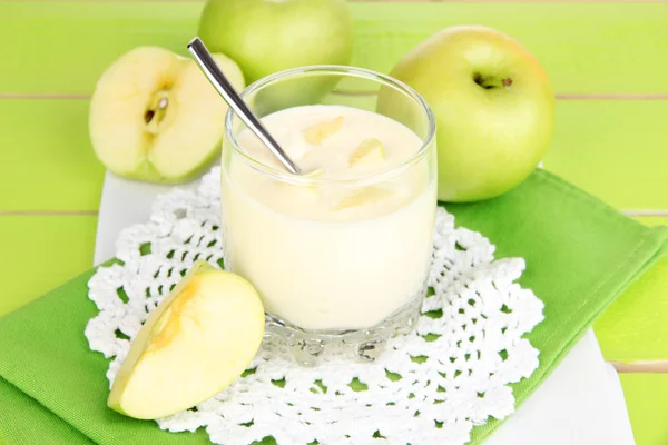 Délicieux yaourt en verre avec pomme sur nappe bleue — Photo