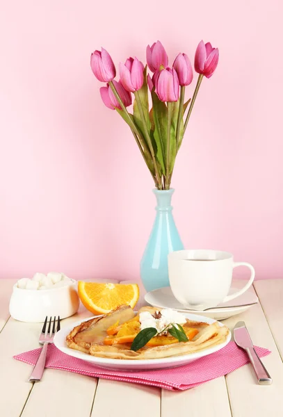 Pannkakor med orange på på ljus bakgrund — Stockfoto