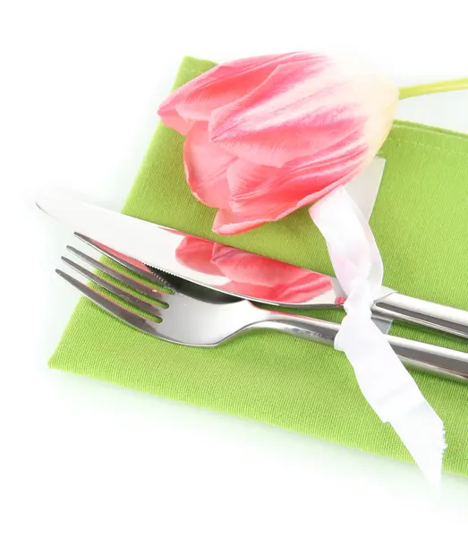 Cenário festivo de mesa de jantar com tulipas isoladas em branco — Fotografia de Stock