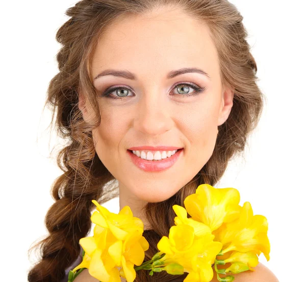 Giovane donna con bella acconciatura e fiori, isolata su bianco — Foto Stock