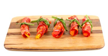 Salam üzerinde beyaz izole ahşap tahta üzerinde rulo