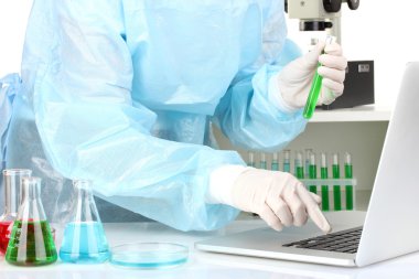 bilim adamı tüp ile dizüstü bilgisayara girerek veri yakın çekim