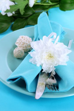 servis tabağı ile peçete ve çiçekler yakın çekim