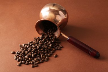 kahve kahverengi zemin üzerine kahve çekirdekleri ile