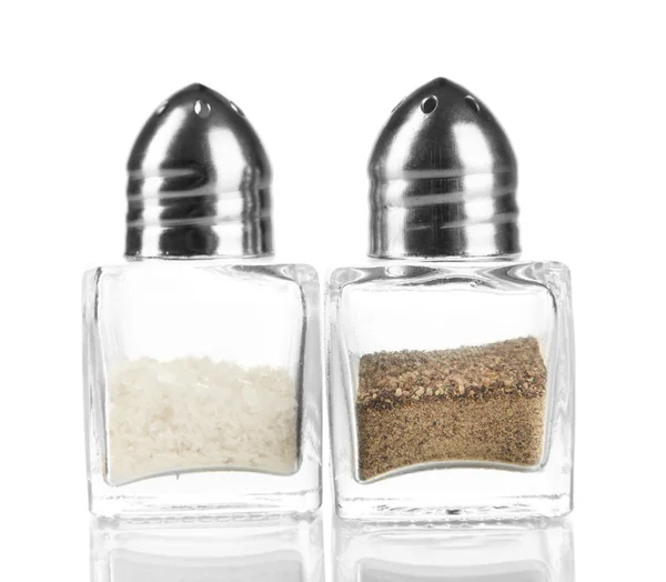 Recipientes para sal e pimenta isolados em branco — Fotografia de Stock
