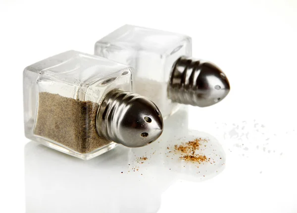 Contenitori per sale e pepe isolati su bianco — Foto Stock