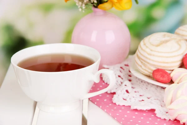 Bellissimo set con tè su tavolo da picnic in legno su sfondo naturale — Foto Stock