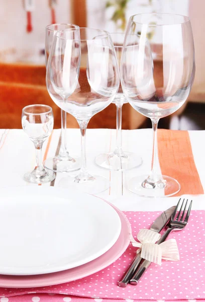 Dukningen med glasögon för olika drycker på bordet på rummet bakgrund — Stockfoto