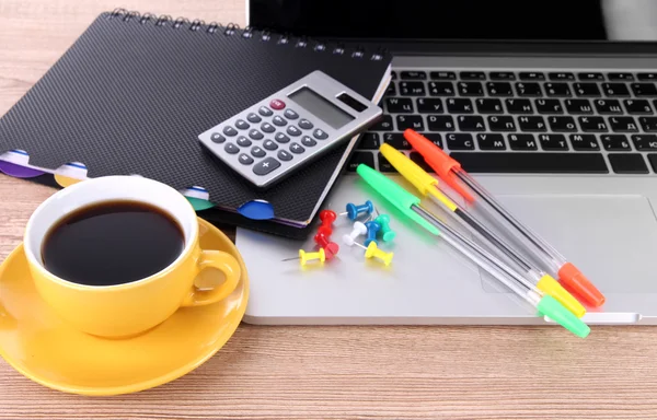 Ordinateur portable avec papeterie et tasse de café sur la table — Photo