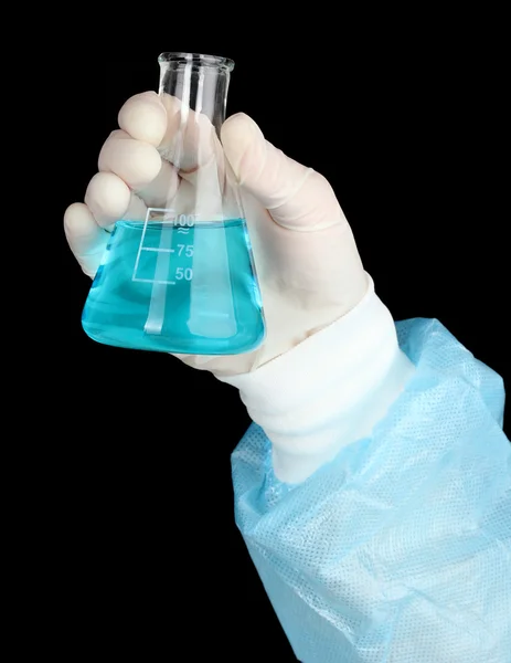 Tubo de vidrio con fluido en la mano del científico durante la prueba médica sobre fondo negro — Foto de Stock