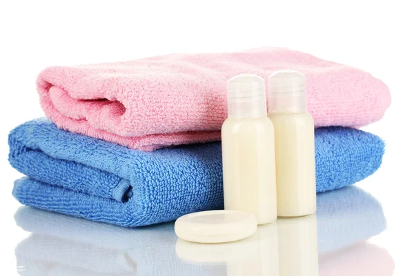 Hotel cosmetic bottles with towel isolated on white — Stock Photo, Image