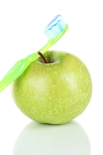 Pomme avec une brosse à dents isolée sur blanc — Photo