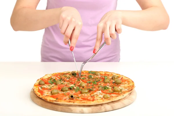 Güzel kız beyaz izole pizza yemek istiyor. — Stok fotoğraf