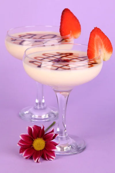 Smoothies frutas em fundo lilás — Fotografia de Stock