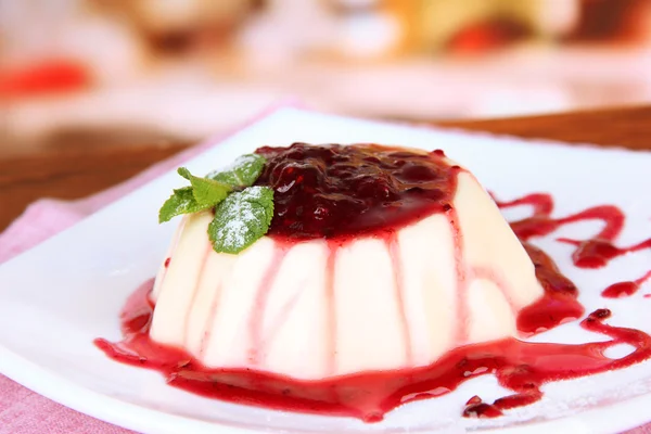 Panna Cotta con salsa de frambuesa, sobre fondo brillante —  Fotos de Stock