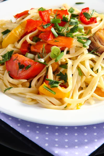 Tagliatelle con verdure sul piatto primo piano — Foto Stock