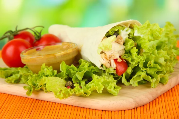 Kebab - grilled meat and vegetables, on bamboo mat, on bright background — Stock Photo, Image