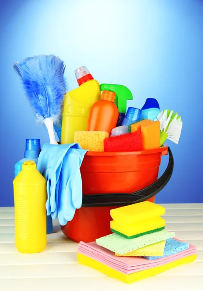 Schoonmaak items in emmer op kleur achtergrond — Stockfoto