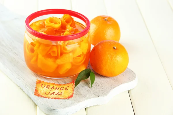 Μαρμελάδα πορτοκάλι με το ξύσμα και το tangerines, στο λευκό ξύλινο τραπέζι — Φωτογραφία Αρχείου