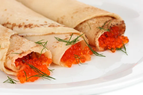 Deliciosos panqueques con caviar rojo en primer plano —  Fotos de Stock