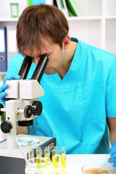 Evaluador durante la investigación sobre el fondo de la habitación — Foto de Stock